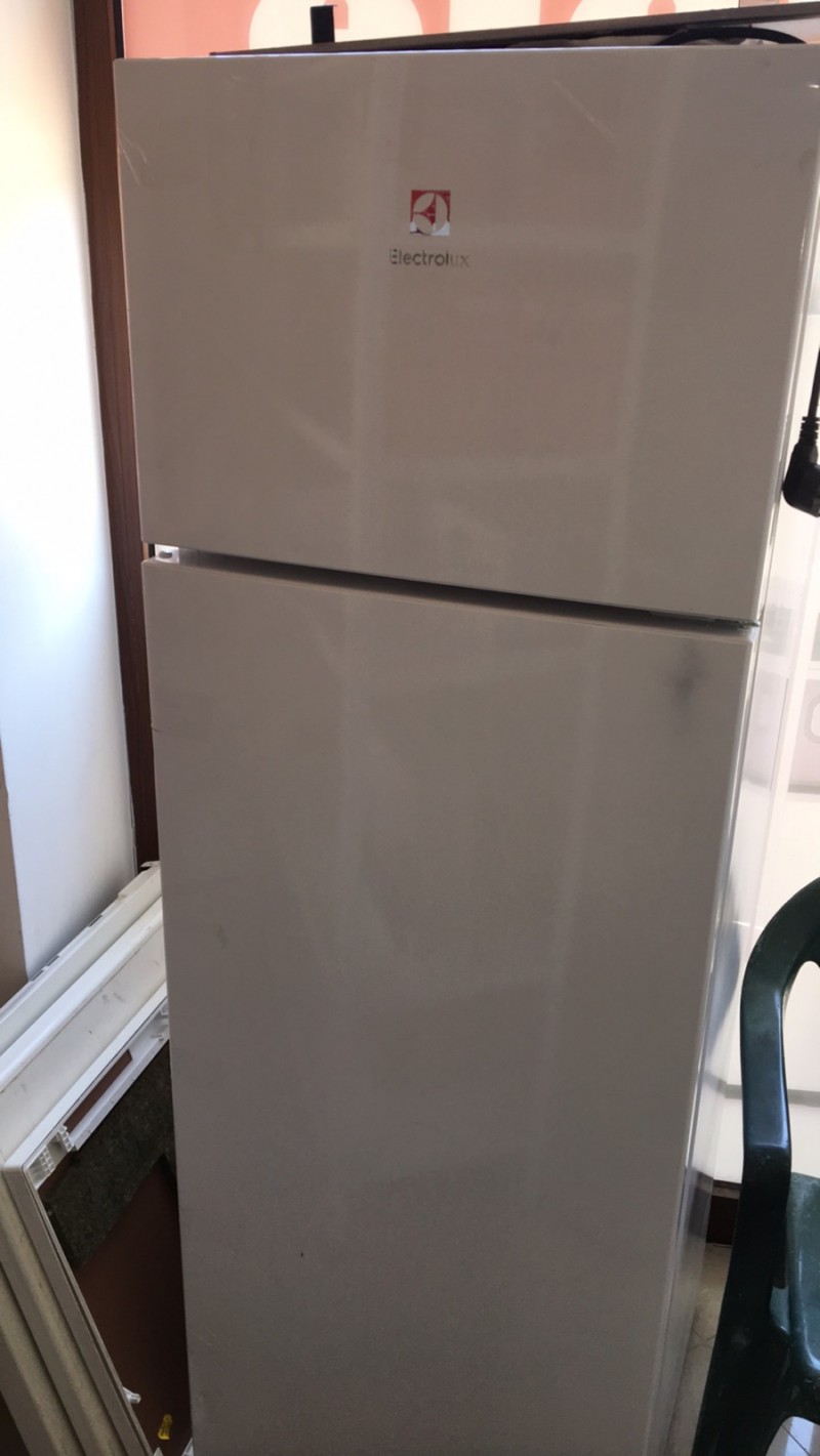 ХЛАДИЛНИК ELECTROLUX LTB1AF28W0 НОВ.