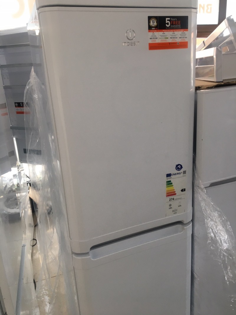 Хладилник с фризер Indesit CAA 55 1 , 254 l, F , Бял , Статична-НОВ с транспортен дефект 18 месеца гаранци.